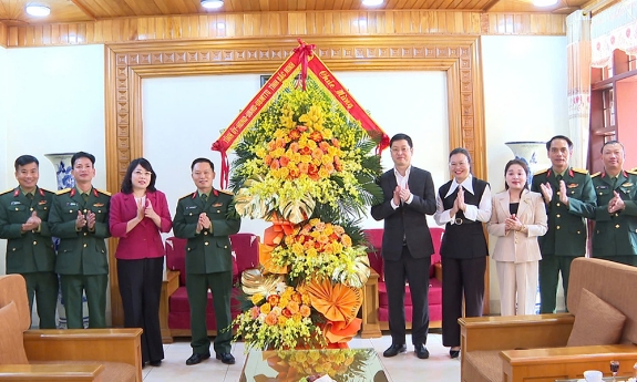 Đồng chí Trần Huy Phương, Phó Bí thư Tỉnh ủy thăm, chúc mừng Sư đoàn 325